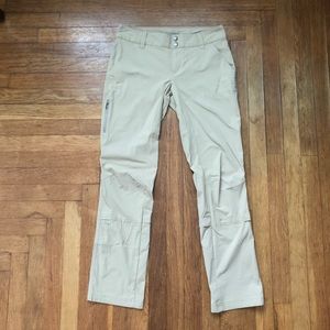 Columbia Women’s Khaki Hiking Pants Size 6 ⛰